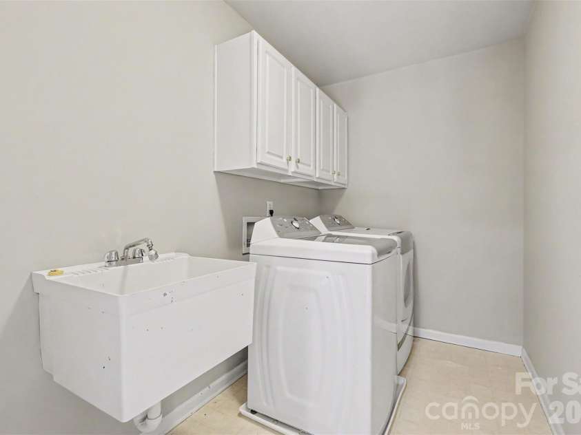 11027 Knight Castle Drive, Charlotte, NC 28277.  MLS# CAR4426935, YatesRealty ID 52950. Upstairs Laundry