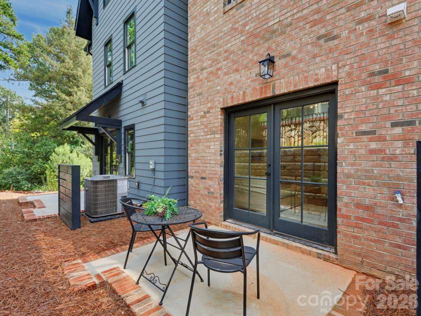 3139 Colyer Place, Charlotte, NC 28205.  MLS# CAR4426937, YatesRealty ID 52953. 