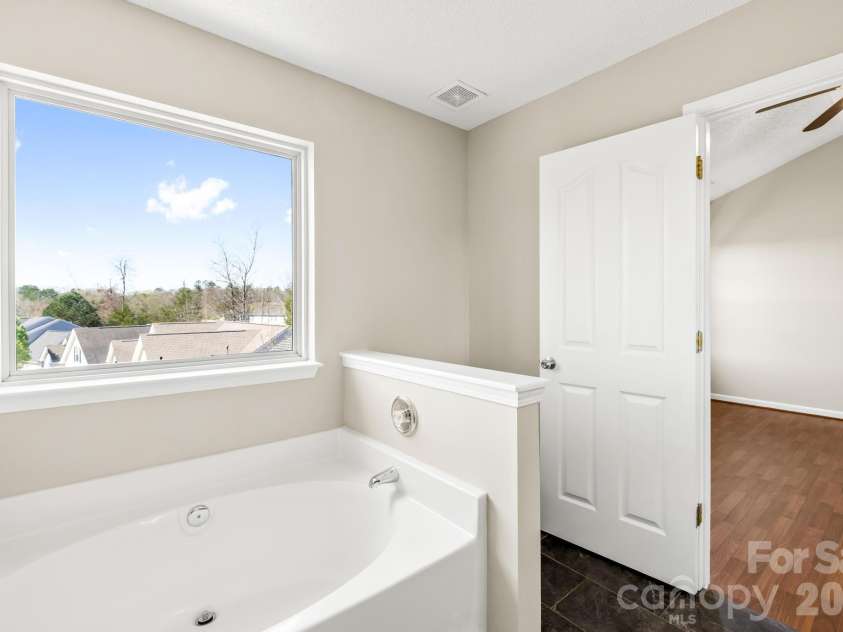 8805 Firestreak Drive, Charlotte, NC 28216.  MLS# CAR4359564, YatesRealty ID 5296. Primary Bath 