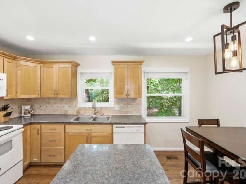 5907 Scots Bluff Drive, Charlotte, NC 28227.  MLS# CAR4426176, YatesRealty ID 52966. 