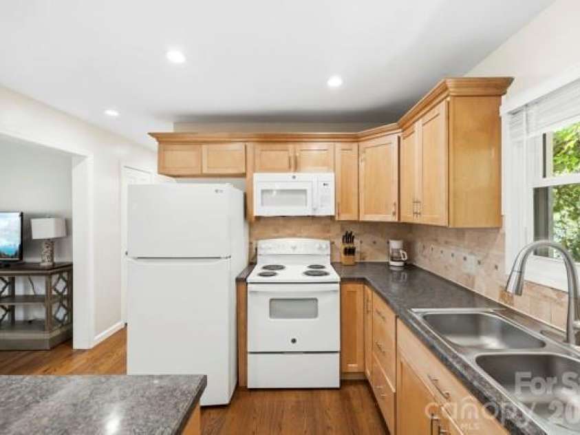 5907 Scots Bluff Drive, Charlotte, NC 28227.  MLS# CAR4426176, YatesRealty ID 52966. 