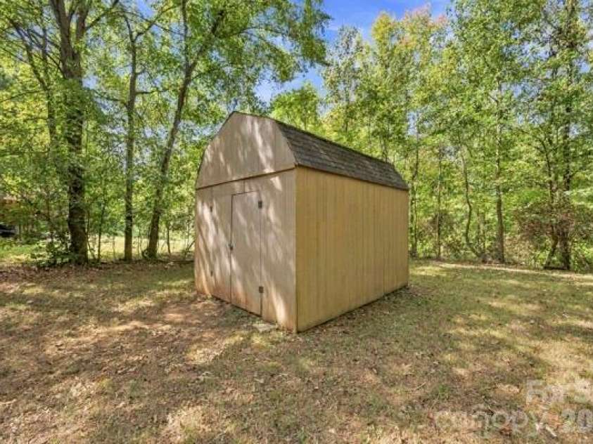 5907 Scots Bluff Drive, Charlotte, NC 28227.  MLS# CAR4426176, YatesRealty ID 52966. 