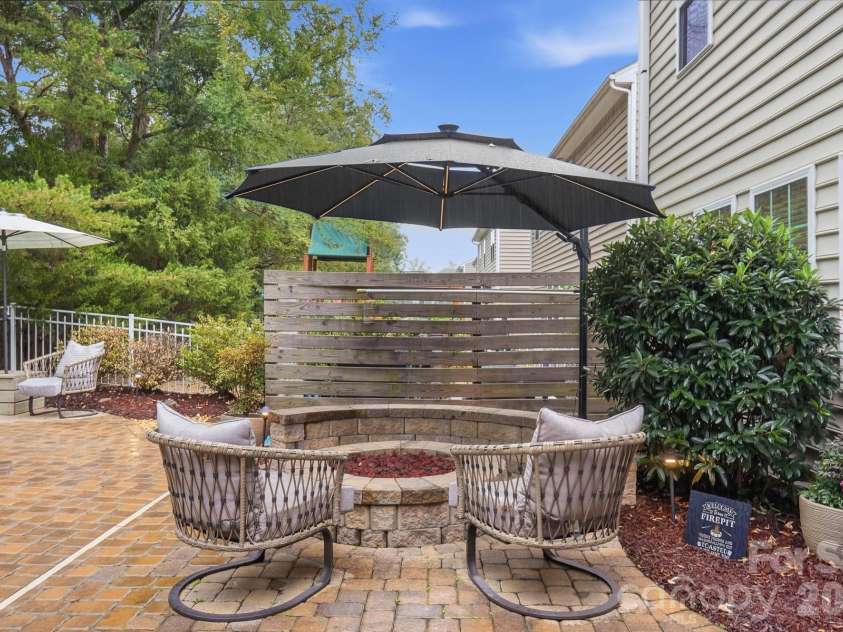 2669 Southern Trace Drive, Waxhaw, NC 28173.  MLS# CAR4426085, YatesRealty ID 52970. Fire Pit w/Bench