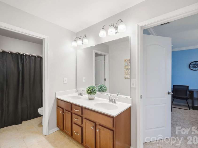 2669 Southern Trace Drive, Waxhaw, NC 28173.  MLS# CAR4426085, YatesRealty ID 52970. Jack & Jill Bath 2