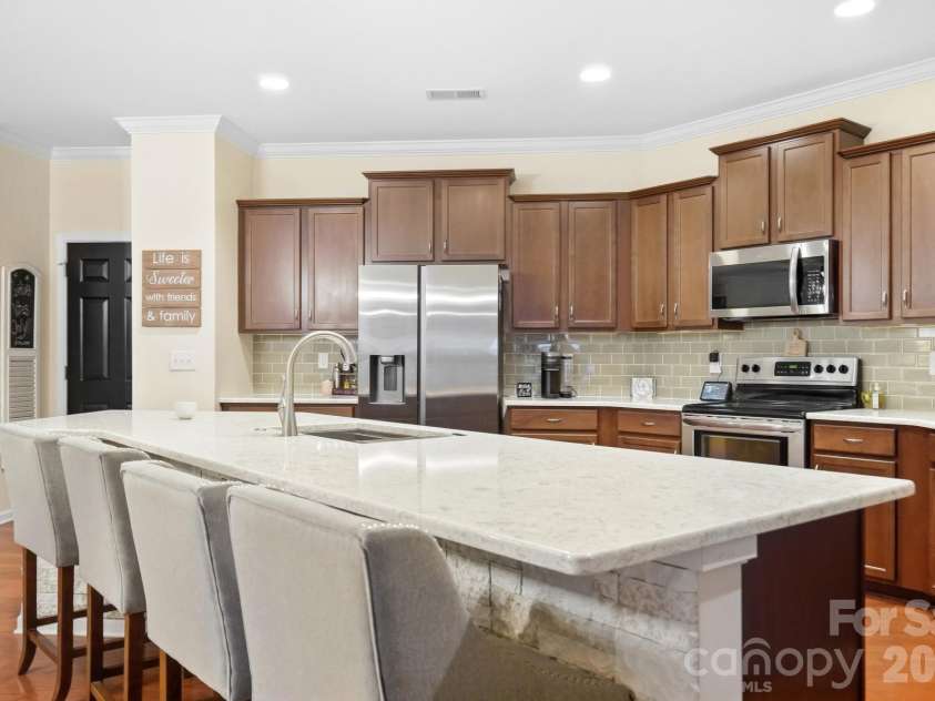 2669 Southern Trace Drive, Waxhaw, NC 28173.  MLS# CAR4426085, YatesRealty ID 52970. Renovated Kitchen