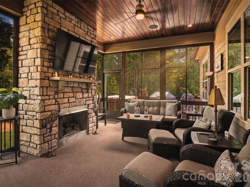917 Catawba Shores Drive, Rock Hill, SC 29730.  MLS# CAR4426030, YatesRealty ID 52972. 