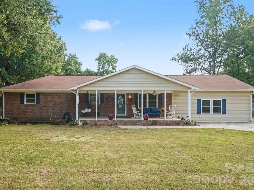 15229 Comanche Lane, Matthews, NC 28104.  MLS# CAR4425836, YatesRealty ID 52974. 