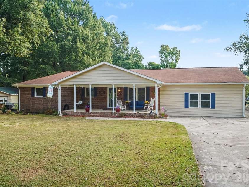 15229 Comanche Lane, Matthews, NC 28104.  MLS# CAR4425836, YatesRealty ID 52974. 