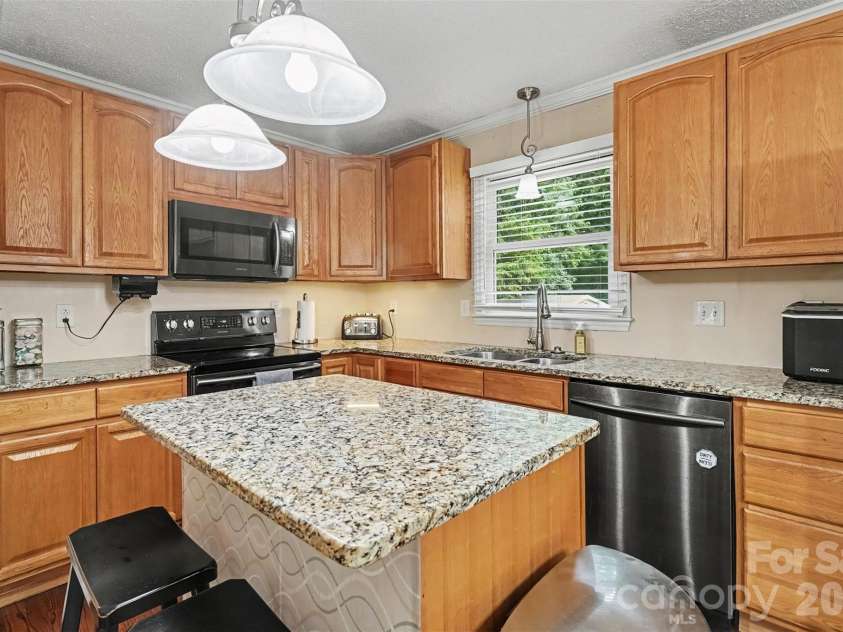 15229 Comanche Lane, Matthews, NC 28104.  MLS# CAR4425836, YatesRealty ID 52974. 