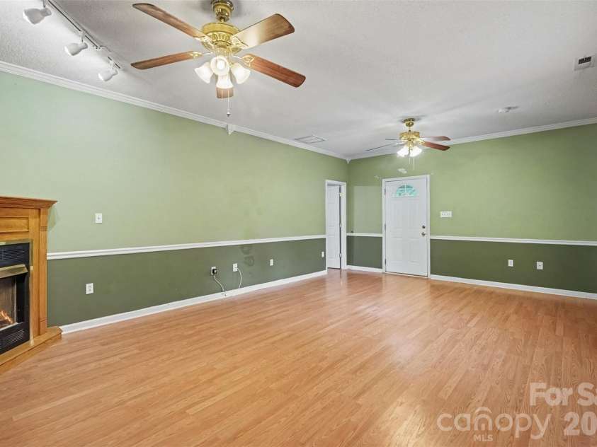 15229 Comanche Lane, Matthews, NC 28104.  MLS# CAR4425836, YatesRealty ID 52974. 