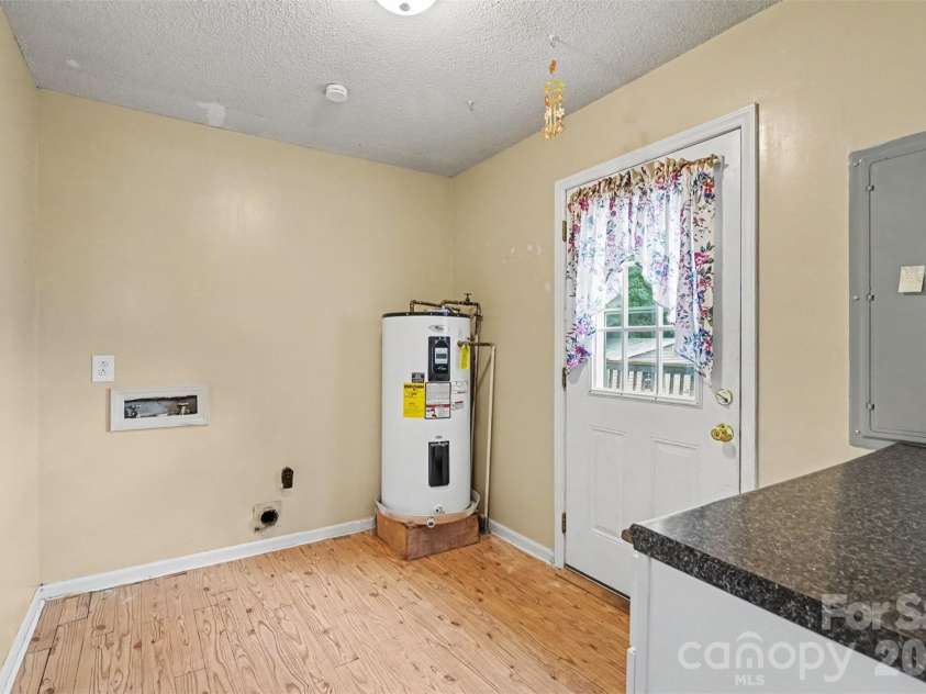 15229 Comanche Lane, Matthews, NC 28104.  MLS# CAR4425836, YatesRealty ID 52974. 