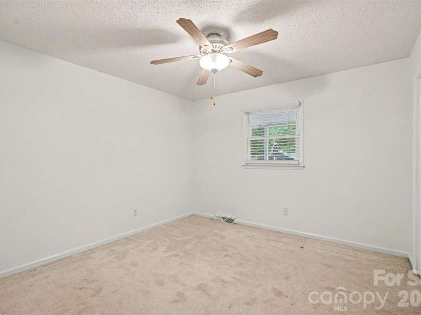 15229 Comanche Lane, Matthews, NC 28104.  MLS# CAR4425836, YatesRealty ID 52974. 