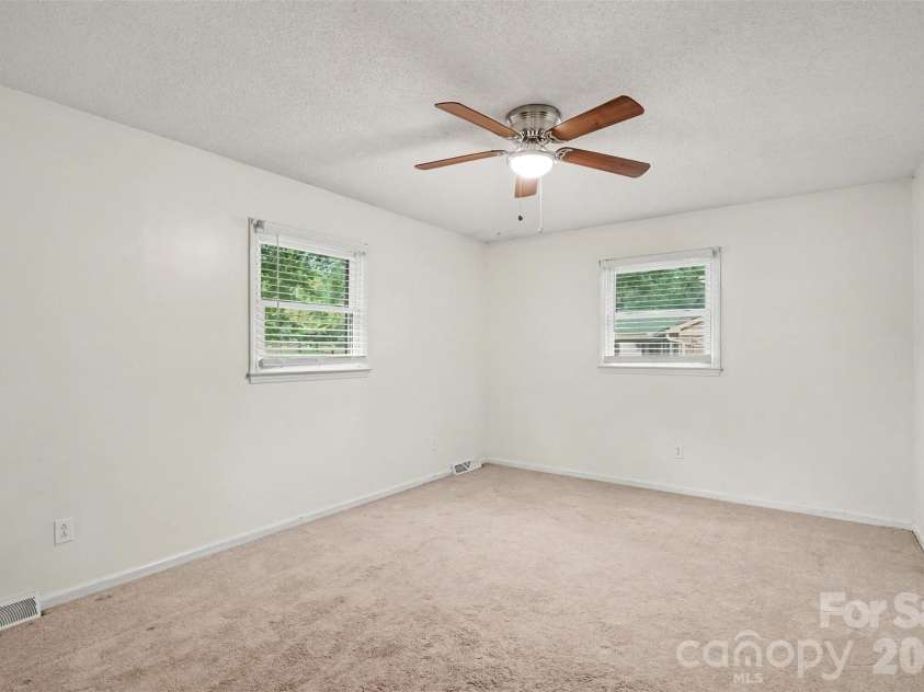 15229 Comanche Lane, Matthews, NC 28104.  MLS# CAR4425836, YatesRealty ID 52974. 