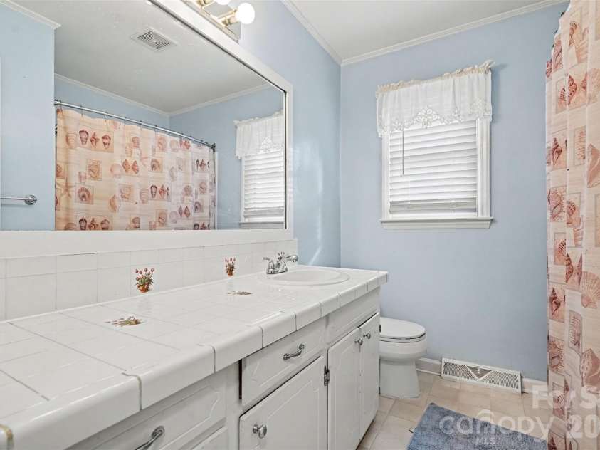 15229 Comanche Lane, Matthews, NC 28104.  MLS# CAR4425836, YatesRealty ID 52974. 