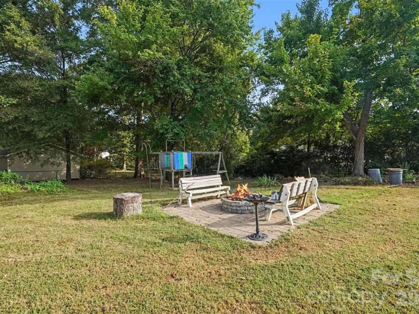 15229 Comanche Lane, Matthews, NC 28104.  MLS# CAR4425836, YatesRealty ID 52974. 