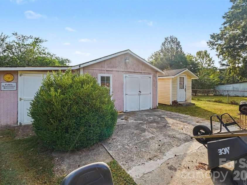 15229 Comanche Lane, Matthews, NC 28104.  MLS# CAR4425836, YatesRealty ID 52974. 