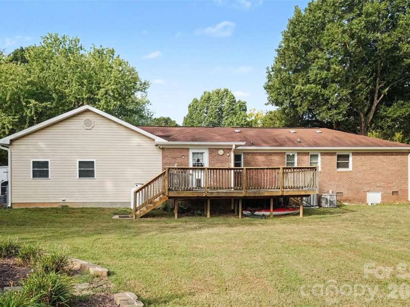 15229 Comanche Lane, Matthews, NC 28104.  MLS# CAR4425836, YatesRealty ID 52974. 