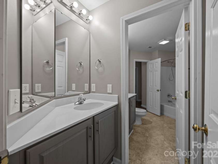 17301 Glassfield Drive, Huntersville, NC 28078.  MLS# CAR4241546, YatesRealty ID 5298. 3rd full bath with separate sink area
