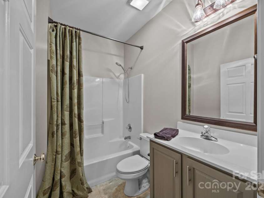 17301 Glassfield Drive, Huntersville, NC 28078.  MLS# CAR4241546, YatesRealty ID 5298. Full bath on main
