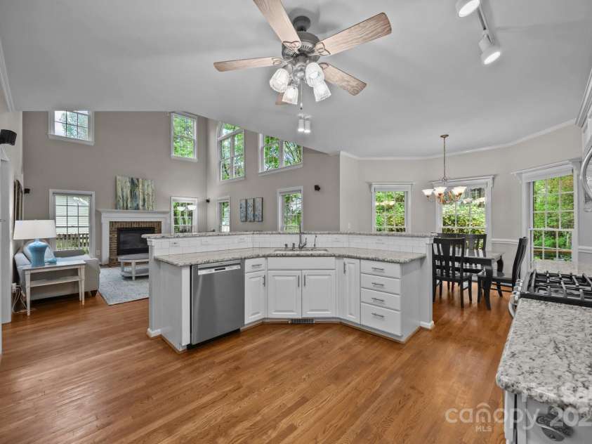 17301 Glassfield Drive, Huntersville, NC 28078.  MLS# CAR4241546, YatesRealty ID 5298. Open concept kitchen