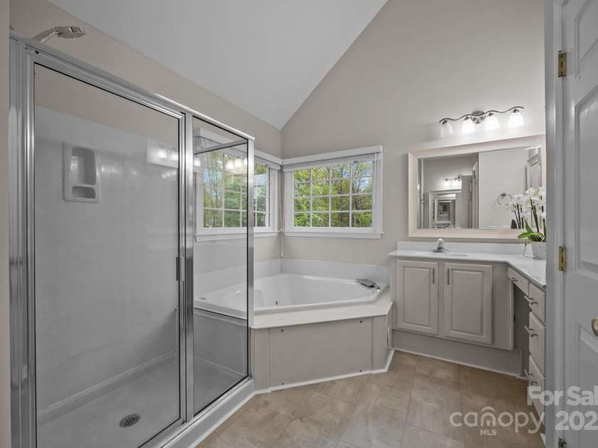 17301 Glassfield Drive, Huntersville, NC 28078.  MLS# CAR4241546, YatesRealty ID 5298. Primary bath
