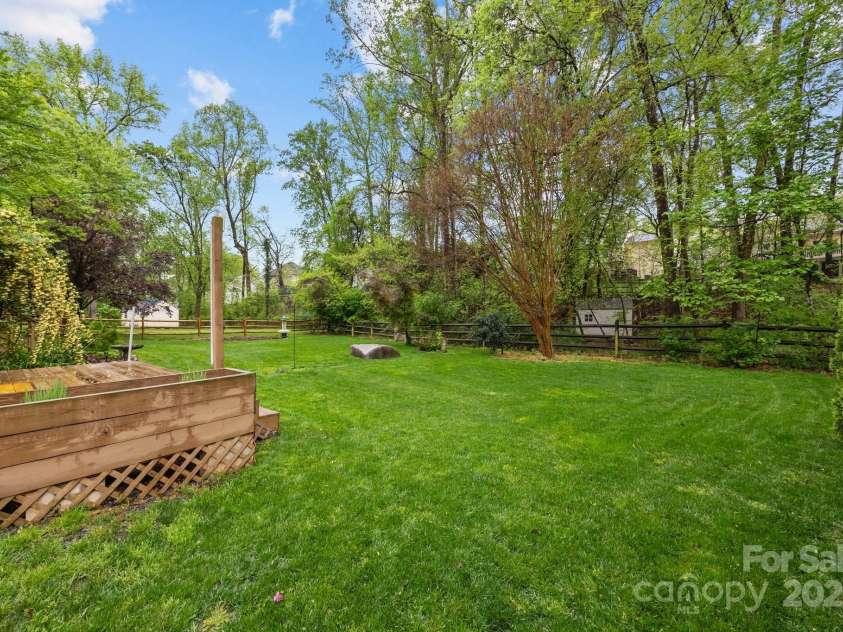 17301 Glassfield Drive, Huntersville, NC 28078.  MLS# CAR4241546, YatesRealty ID 5298. Spacious backyard-so lush!