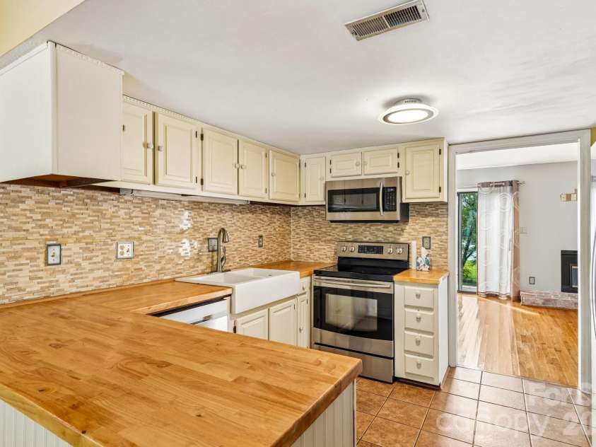5182 Corbin Lane, Hickory, NC 28601.  MLS# CAR4425372, YatesRealty ID 52980. 