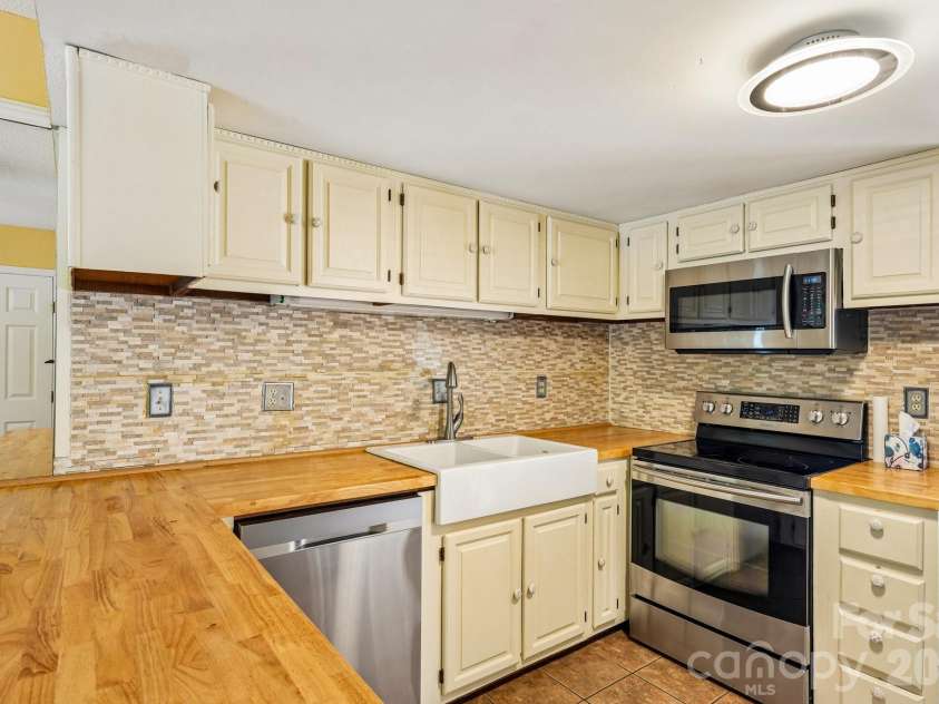 5182 Corbin Lane, Hickory, NC 28601.  MLS# CAR4425372, YatesRealty ID 52980. 