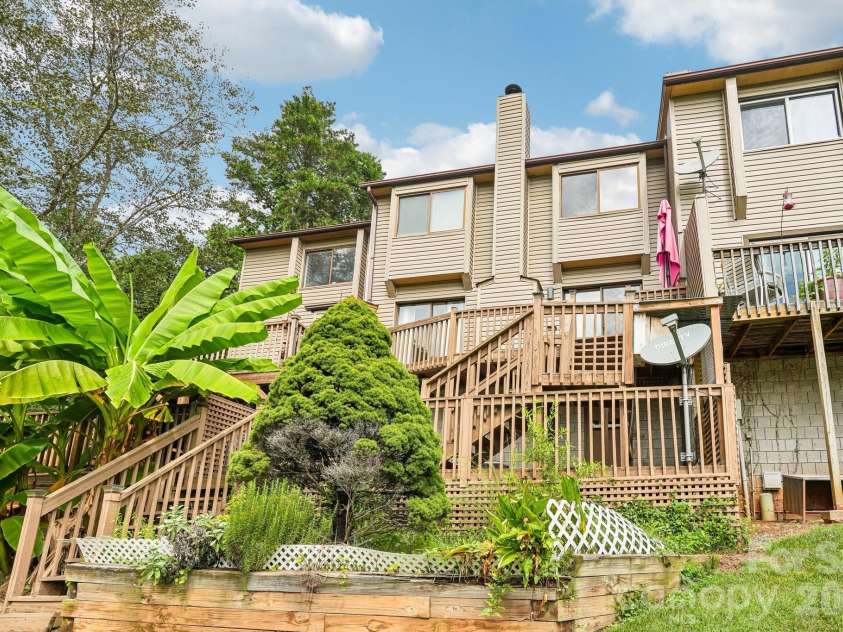 5182 Corbin Lane, Hickory, NC 28601.  MLS# CAR4425372, YatesRealty ID 52980. 