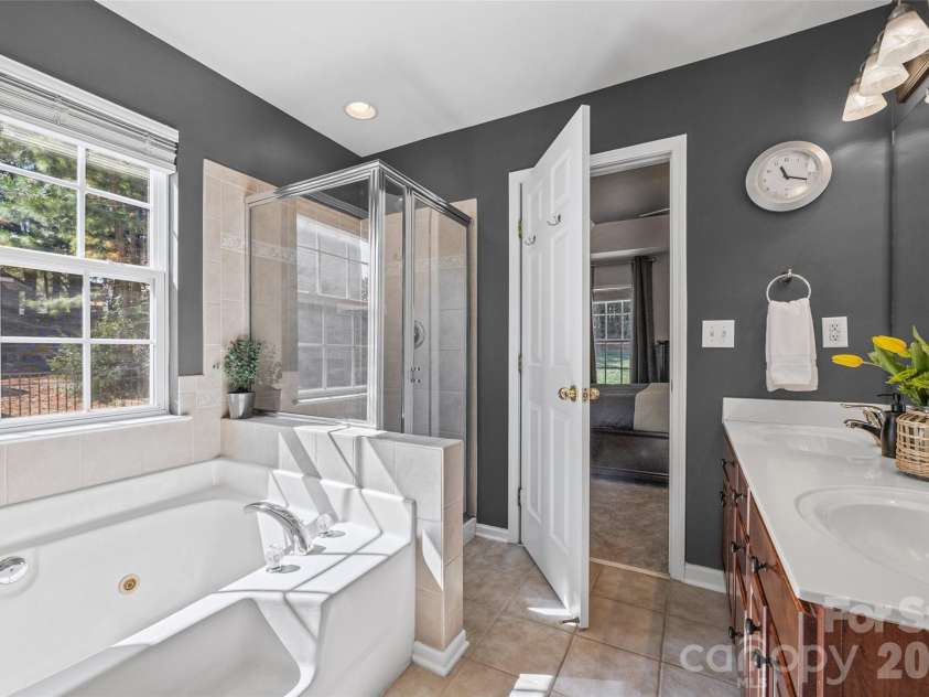 306 Drake Park Avenue, Fort Mill, SC 29708.  MLS# CAR4423650, YatesRealty ID 52985. Primary Shower & Tub