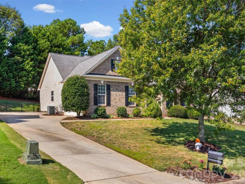 306 Drake Park Avenue, Fort Mill, SC 29708.  MLS# CAR4423650, YatesRealty ID 52985. Side Garage & Fencing