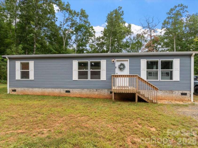 472 Laurel Heights Drive, Burnsville, NC 28714.  MLS# CAR4423803, YatesRealty ID 52987. 