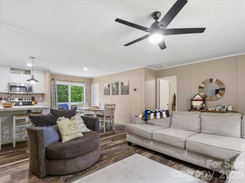 472 Laurel Heights Drive, Burnsville, NC 28714.  MLS# CAR4423803, YatesRealty ID 52987. 