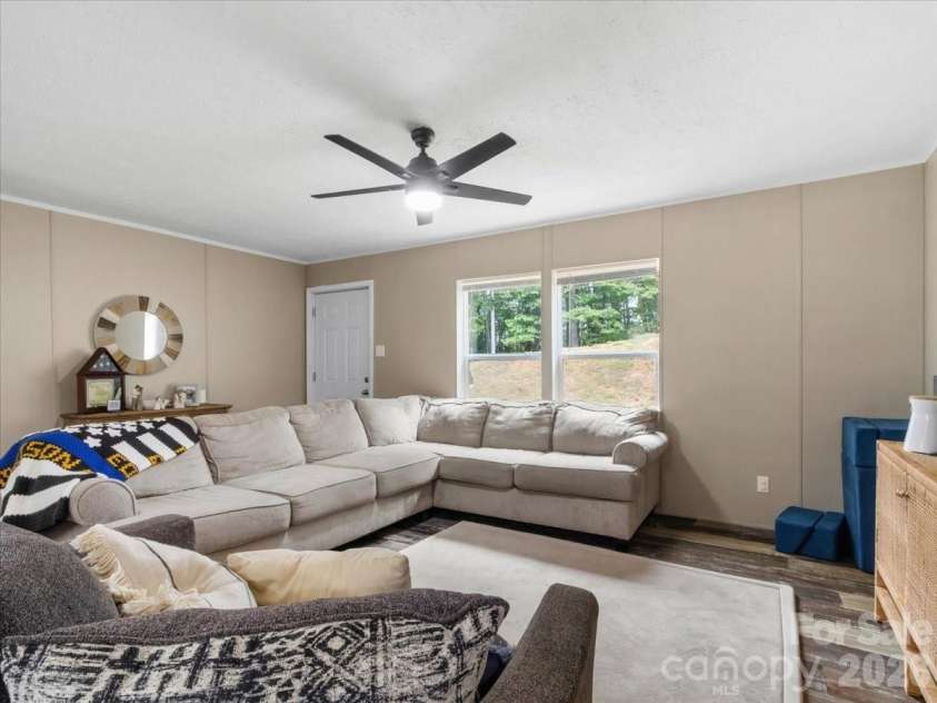472 Laurel Heights Drive, Burnsville, NC 28714.  MLS# CAR4423803, YatesRealty ID 52987. 