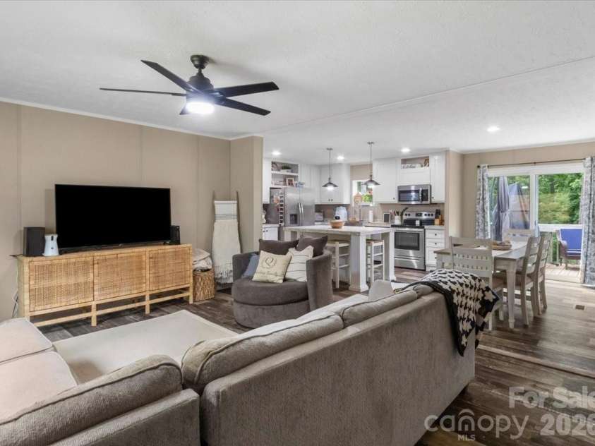 472 Laurel Heights Drive, Burnsville, NC 28714.  MLS# CAR4423803, YatesRealty ID 52987. 