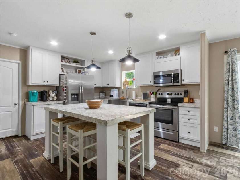 472 Laurel Heights Drive, Burnsville, NC 28714.  MLS# CAR4423803, YatesRealty ID 52987. 