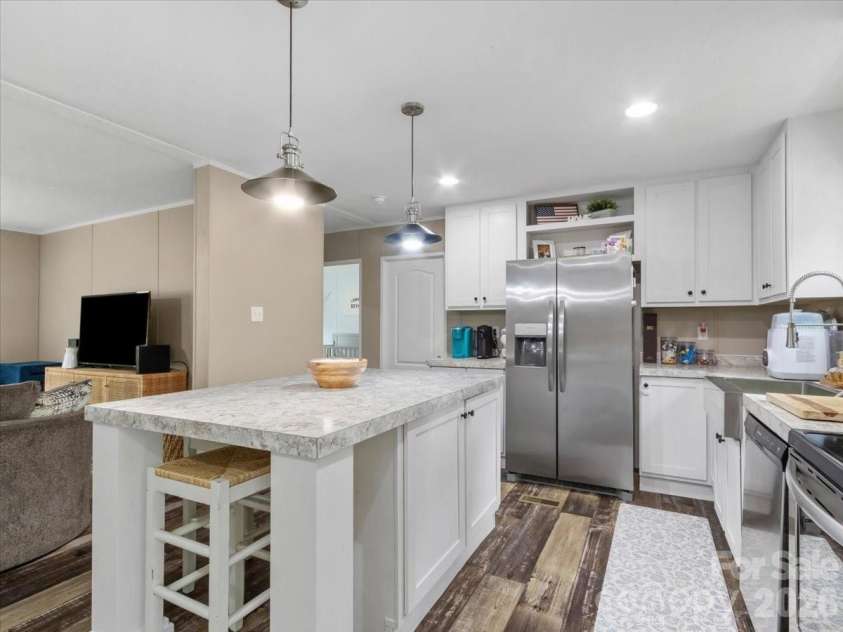 472 Laurel Heights Drive, Burnsville, NC 28714.  MLS# CAR4423803, YatesRealty ID 52987. 