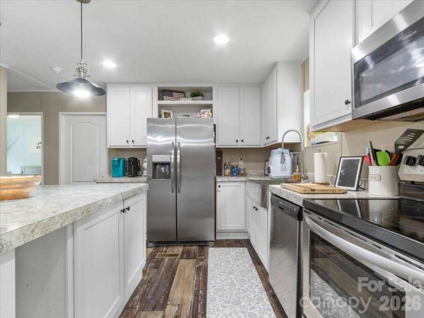 472 Laurel Heights Drive, Burnsville, NC 28714.  MLS# CAR4423803, YatesRealty ID 52987. 