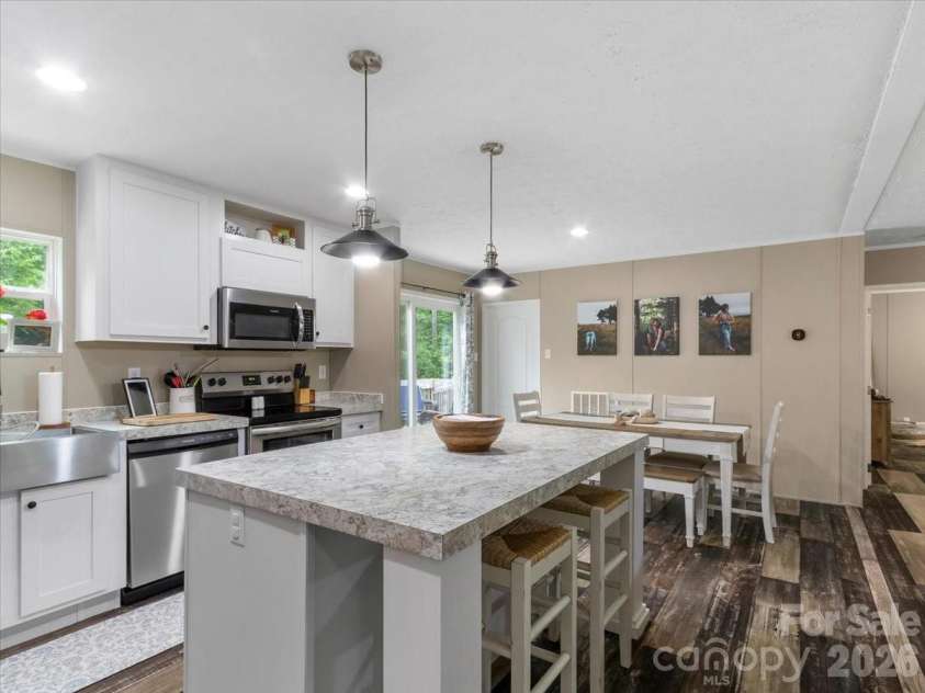 472 Laurel Heights Drive, Burnsville, NC 28714.  MLS# CAR4423803, YatesRealty ID 52987. 