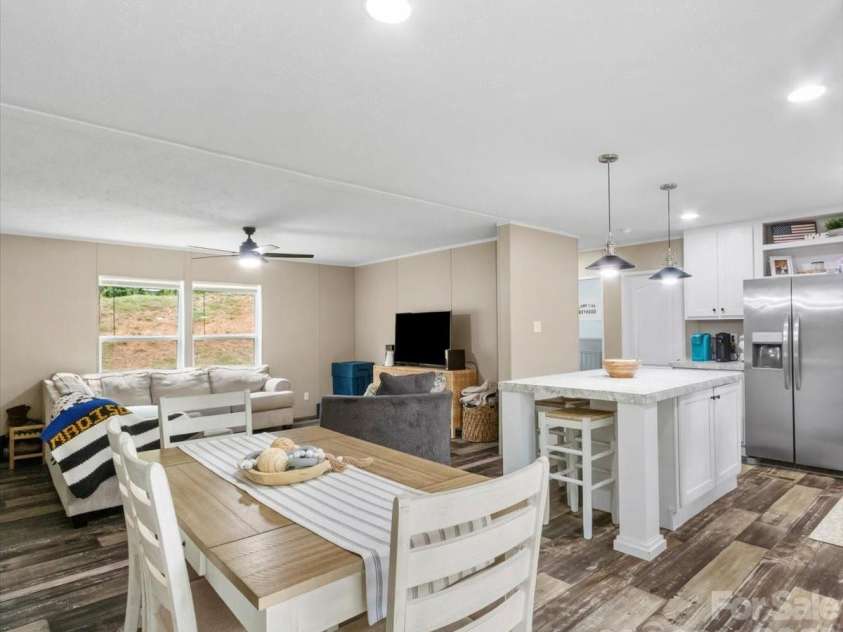472 Laurel Heights Drive, Burnsville, NC 28714.  MLS# CAR4423803, YatesRealty ID 52987. 