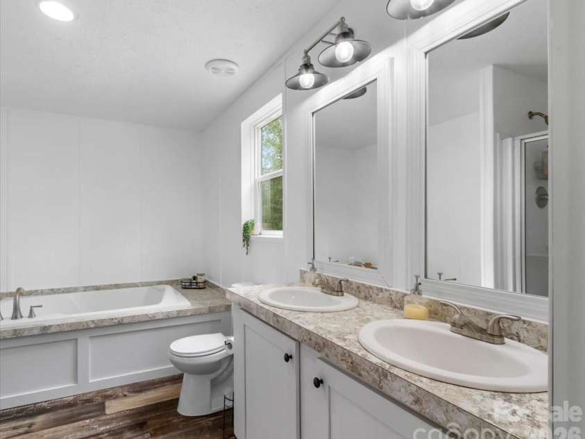 472 Laurel Heights Drive, Burnsville, NC 28714.  MLS# CAR4423803, YatesRealty ID 52987. 