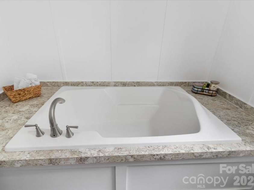 472 Laurel Heights Drive, Burnsville, NC 28714.  MLS# CAR4423803, YatesRealty ID 52987. 