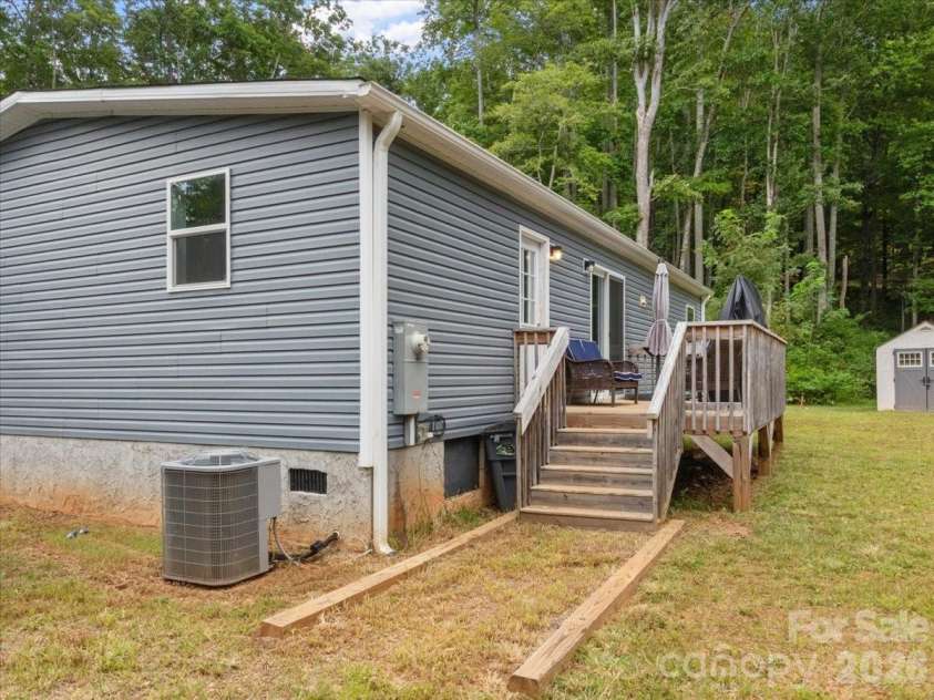 472 Laurel Heights Drive, Burnsville, NC 28714.  MLS# CAR4423803, YatesRealty ID 52987. 