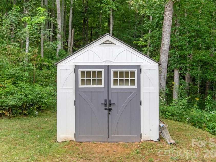 472 Laurel Heights Drive, Burnsville, NC 28714.  MLS# CAR4423803, YatesRealty ID 52987. 