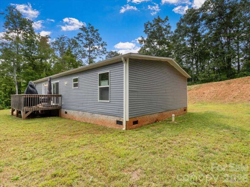 472 Laurel Heights Drive, Burnsville, NC 28714.  MLS# CAR4423803, YatesRealty ID 52987. 