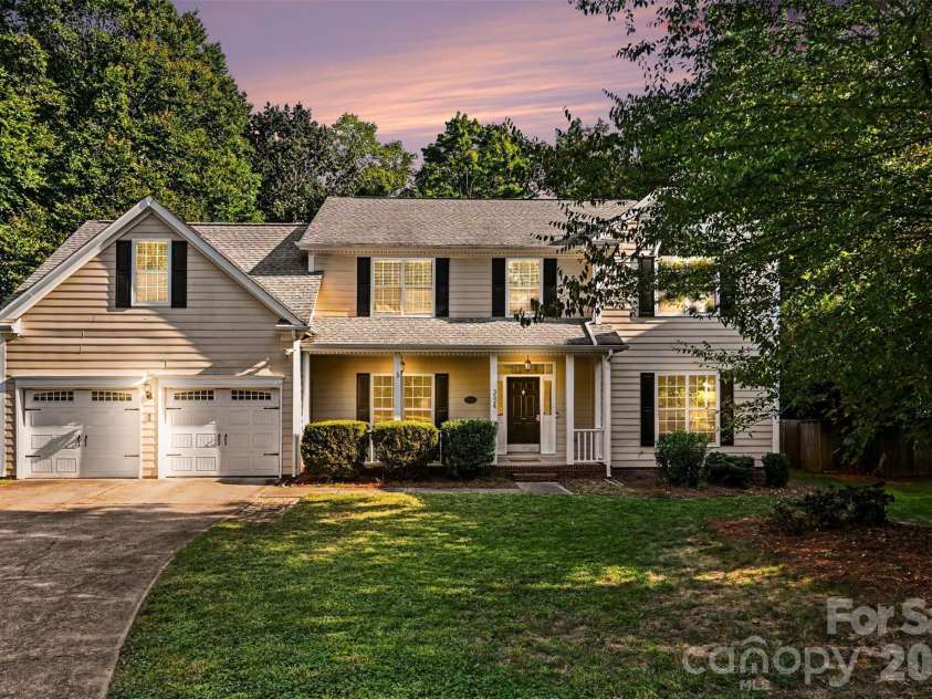 3524 Crescent Knoll Drive, Matthews, NC 28105.  MLS# CAR4423549, YatesRealty ID 52990. 