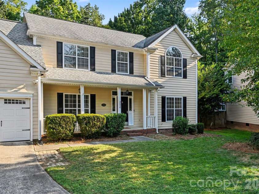 3524 Crescent Knoll Drive, Matthews, NC 28105.  MLS# CAR4423549, YatesRealty ID 52990. 