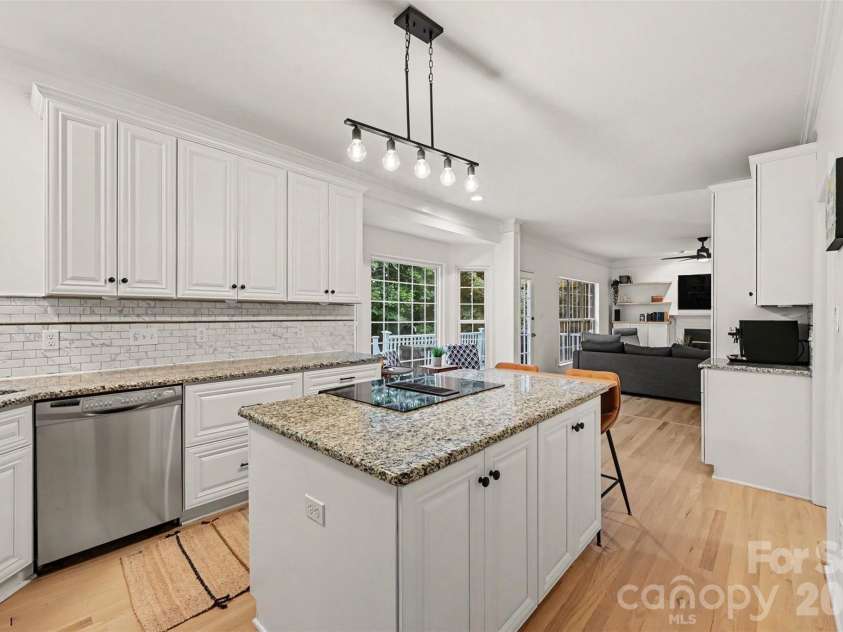 3524 Crescent Knoll Drive, Matthews, NC 28105.  MLS# CAR4423549, YatesRealty ID 52990. 