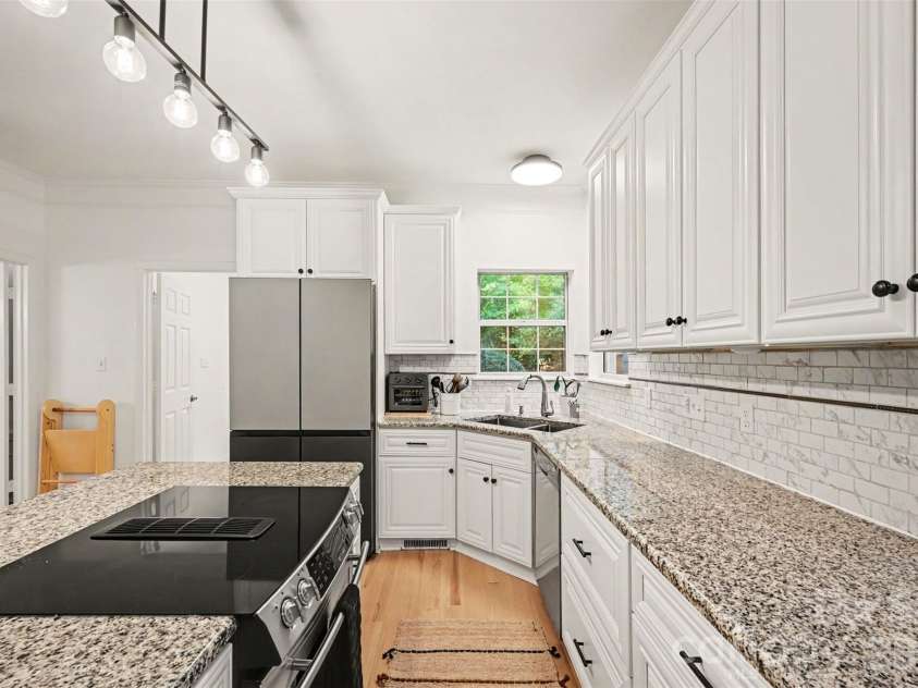 3524 Crescent Knoll Drive, Matthews, NC 28105.  MLS# CAR4423549, YatesRealty ID 52990. 