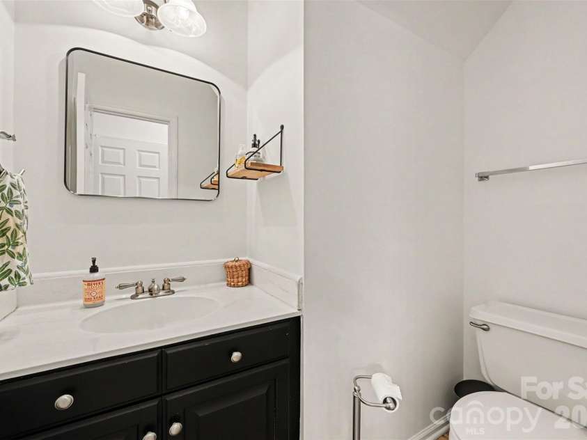 3524 Crescent Knoll Drive, Matthews, NC 28105.  MLS# CAR4423549, YatesRealty ID 52990. 